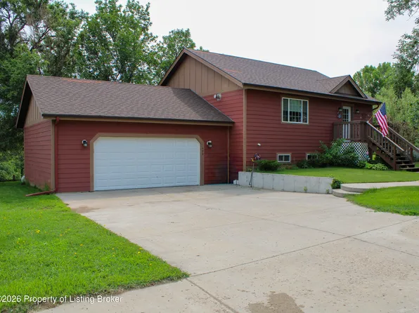 404 4th St NW, Watford City, ND 58854