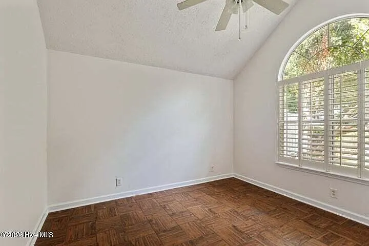 3 bed, 2.0 bath, 1900 sqft, $2,200 — Photo 4
