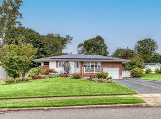 31 Donna Ln, Commack, NY 11725