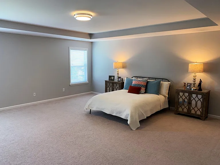 Huge master bedroom (above garage)