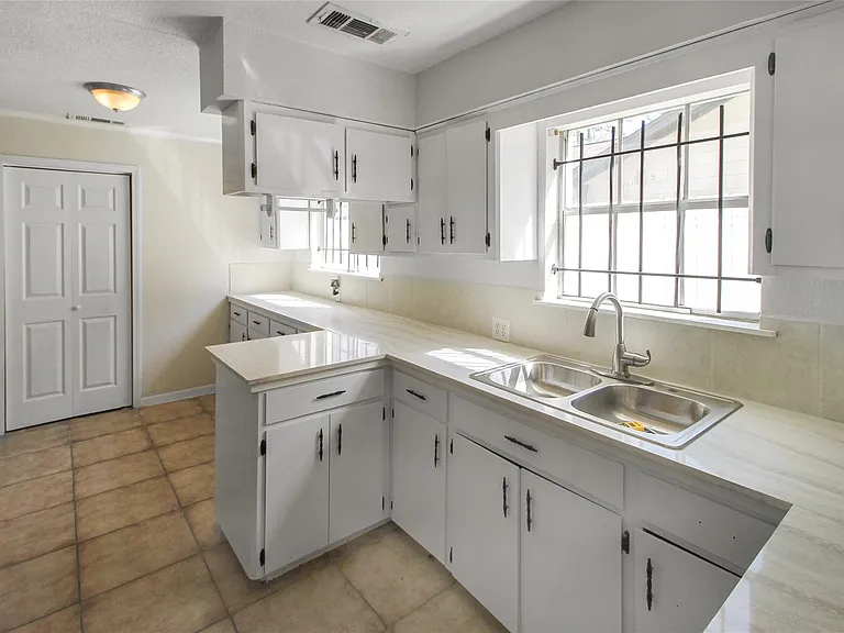 10322 Nold Dr — Photo 3