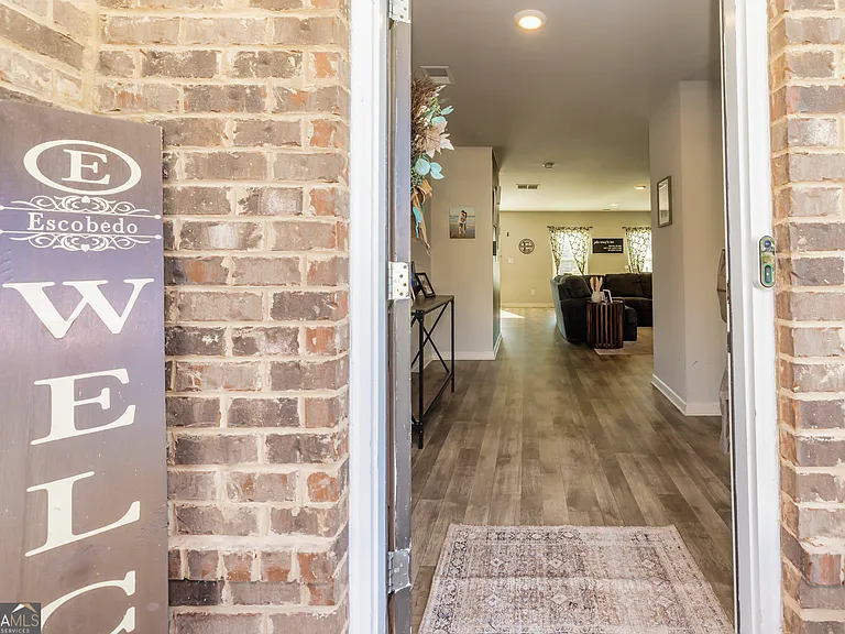 111 Tudor Way — Photo 4