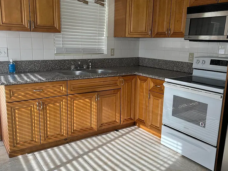2202 NE 3rd St — Photo 5