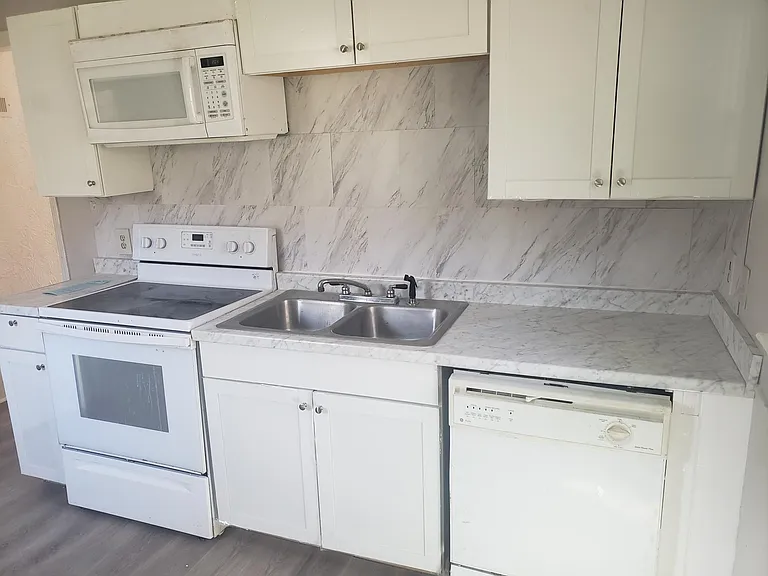 626 Miller St — Photo 2