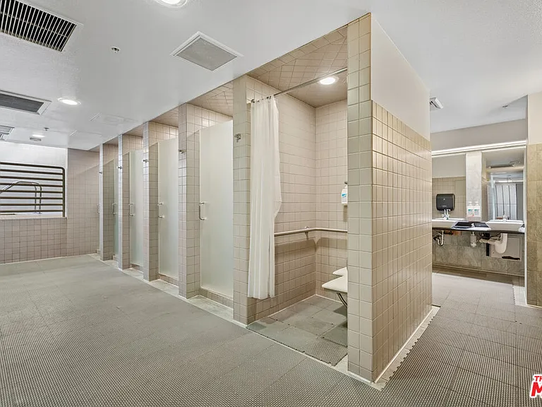 4333 Marina City Dr — Photo 30