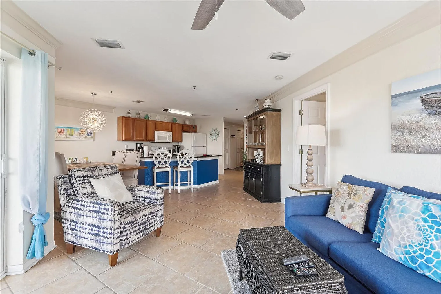 2 bed, 2.0 bath, 904 sqft, $2,352 — Photo 3