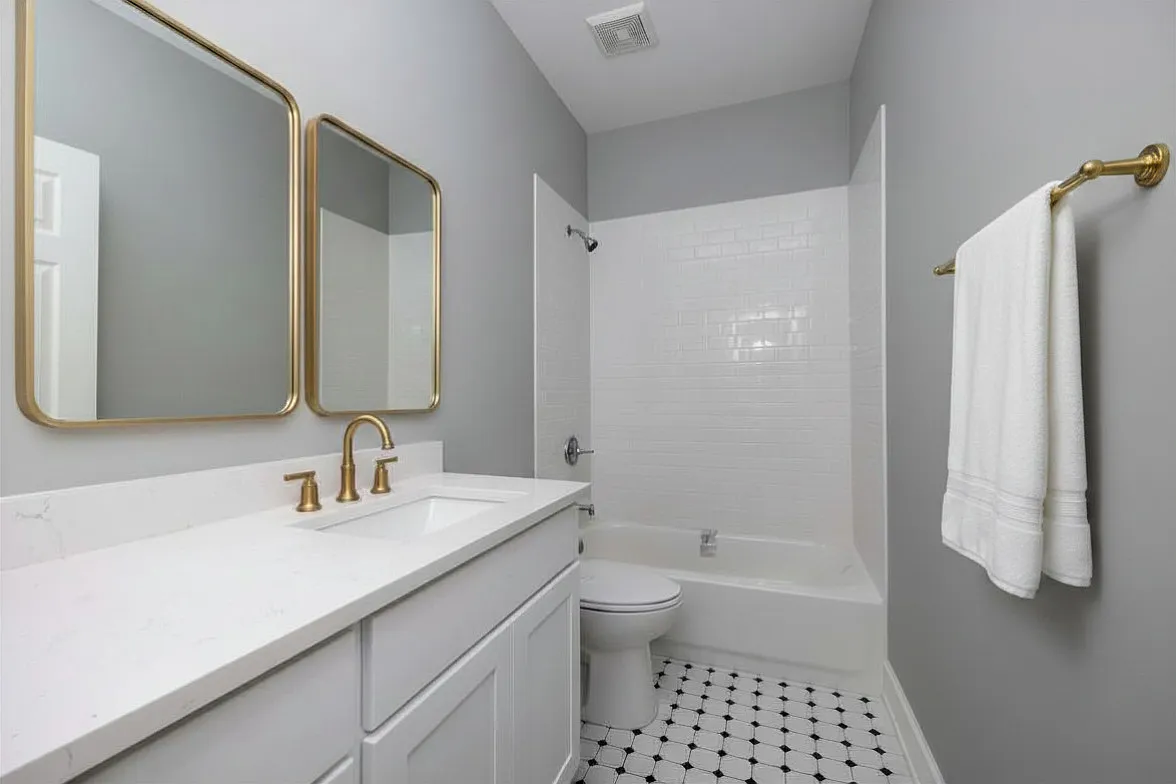 821 W Montrose — Photo 3