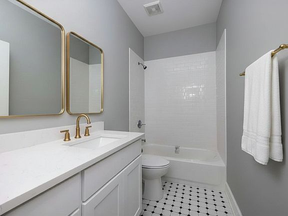 5th image of 821 W Montrose Ave #4337-1