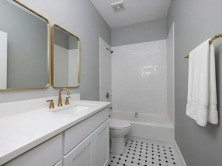 821 W Montrose — Photo 19