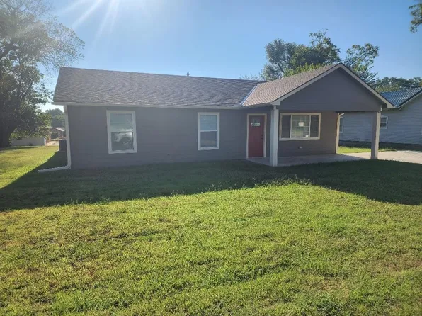 608 N 7th St, Arkansas City, KS 67005