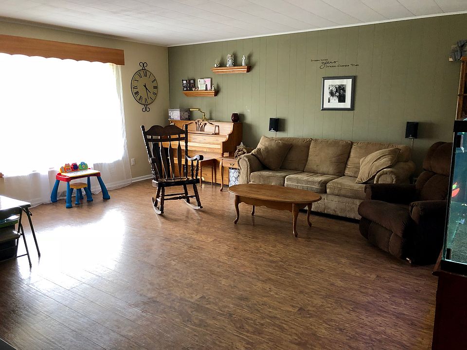 Living Room
18’17” X 17’9”