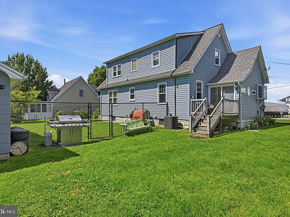 3rd image of 3423 Edwards Ln