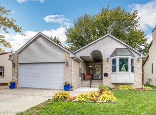 28221 Larchmont St, Saint Clair Shores, MI 48081