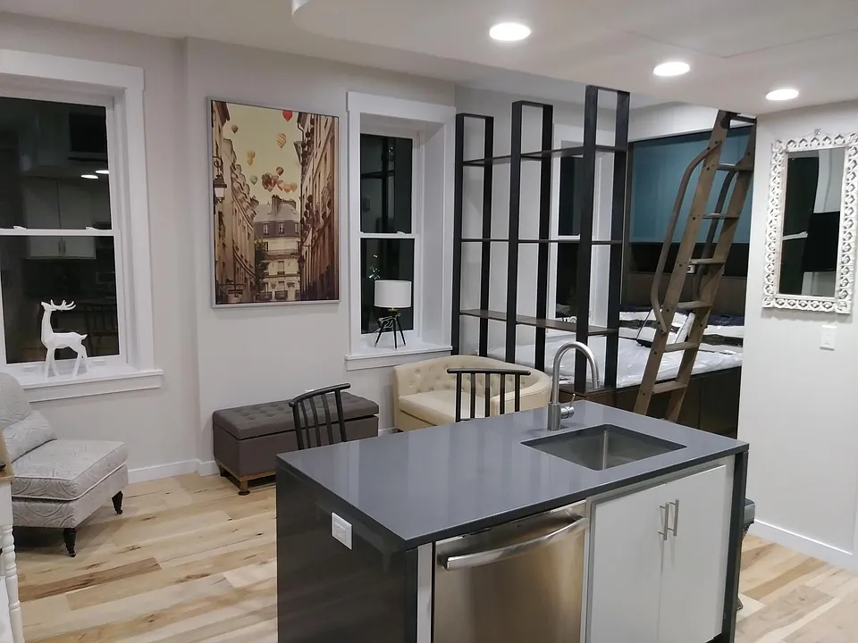 35 E 13th St #303