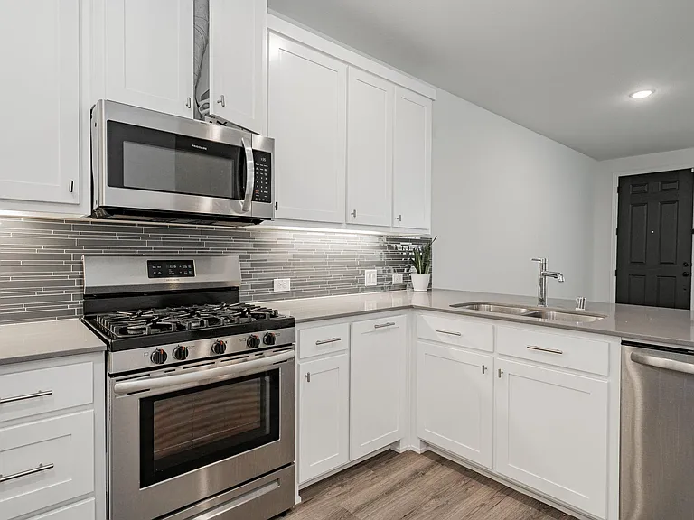 537 Parkside Dr — Photo 7