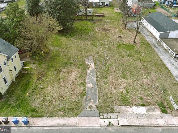 3rd image of 22 S Railroad Ave
