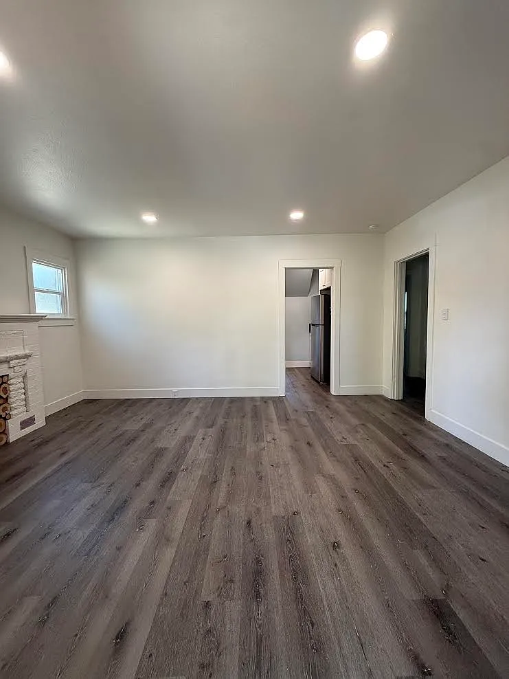 3 bed, 1.5 bath, 1000 sqft, $2,800 — Photo 2