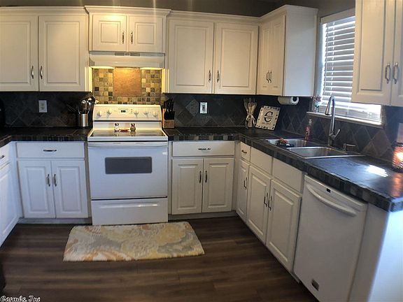 4th image of 104 Eastland Country Cv