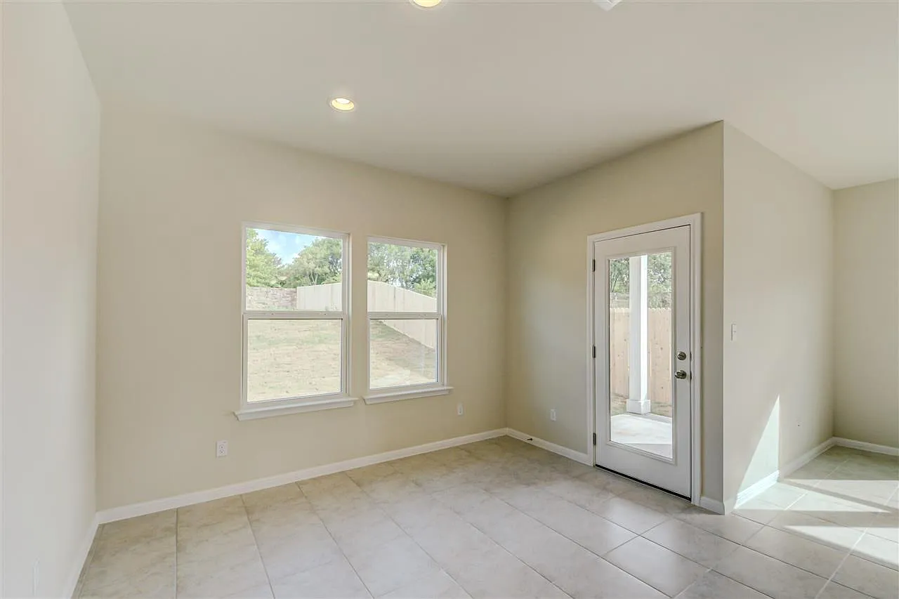 4 bed, 2.5 bath, 2275 sqft, $2,100 — Photo 4