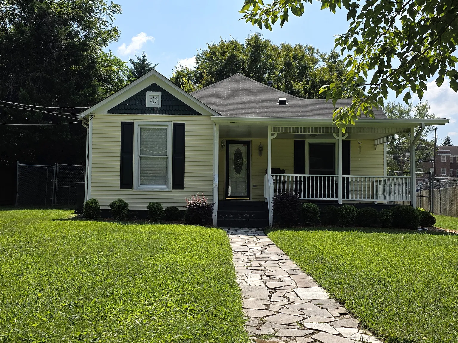 3 bed, 1.5 bath, 1047 sqft, $1,800 — Photo 1