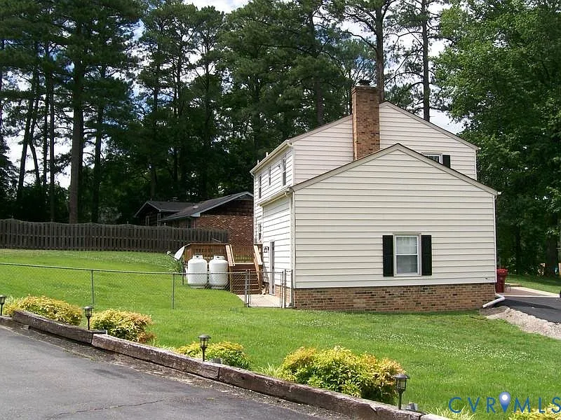 4 bed, 2.5 bath, 2384 sqft, $2,300 — Photo 2