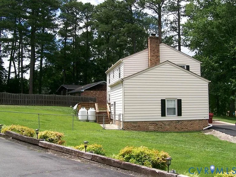 111 Lakeside Dr — Photo 2