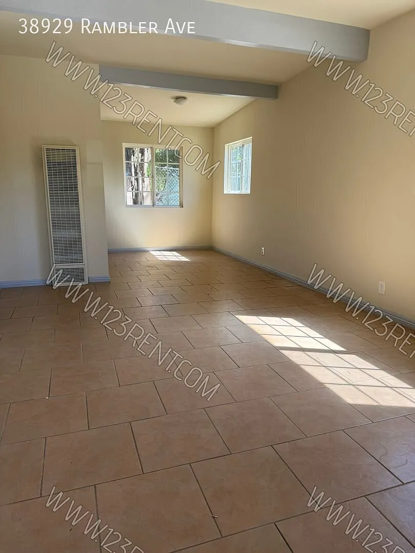 3bd/1bth Single Story East Palmdale Duplex — Photo 2