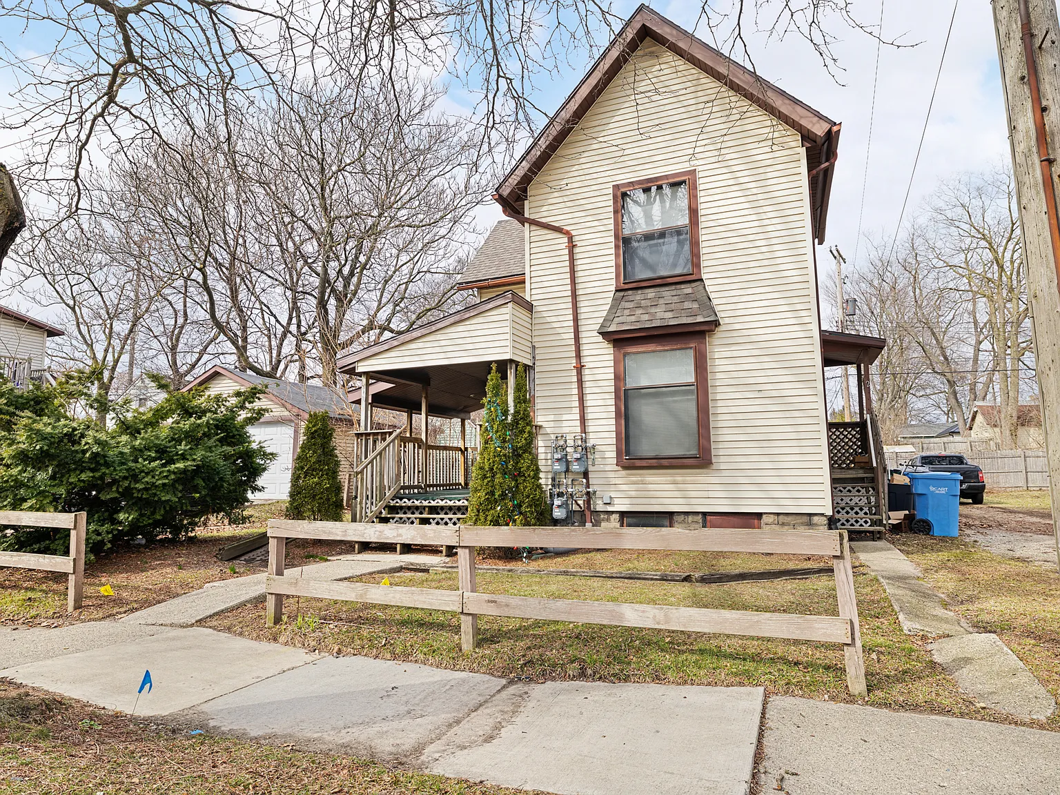 1011 E Hazel St — Photo 1