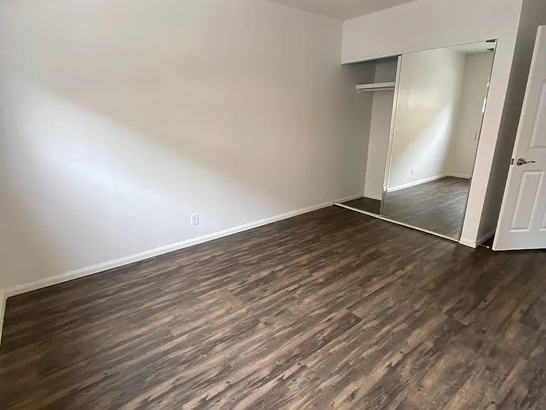 Cozy 2-Bedroom Apartment Just Steps from the Ocean Bluffs! — Photo 15