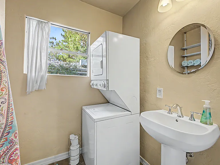 335 W Georgia Ave — Photo 14