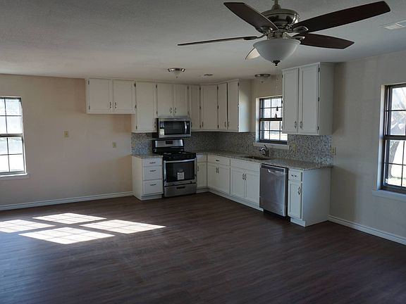 2nd image of 1915 Mistletoe Dr