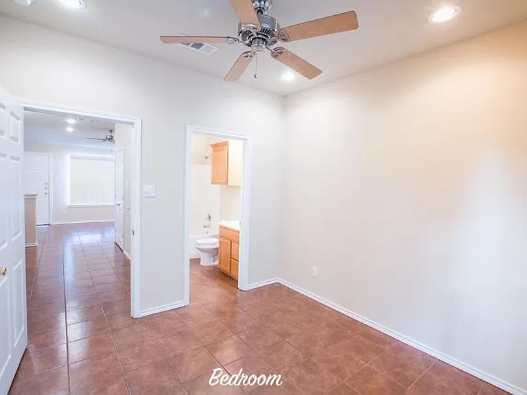 2408 Bryan St — Photo 5