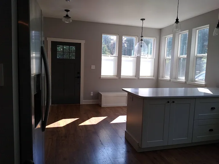Front door, built in bench seating, kitchen peninsula