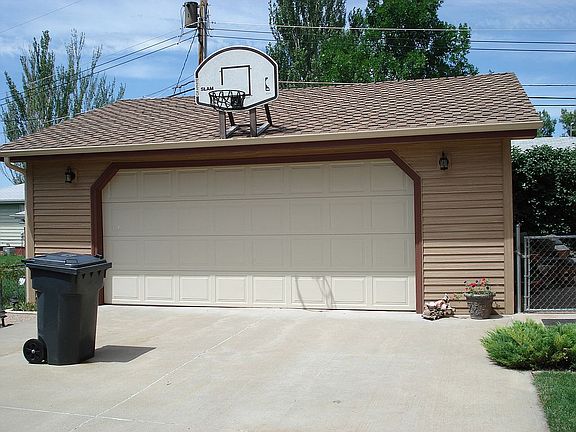Detached garage