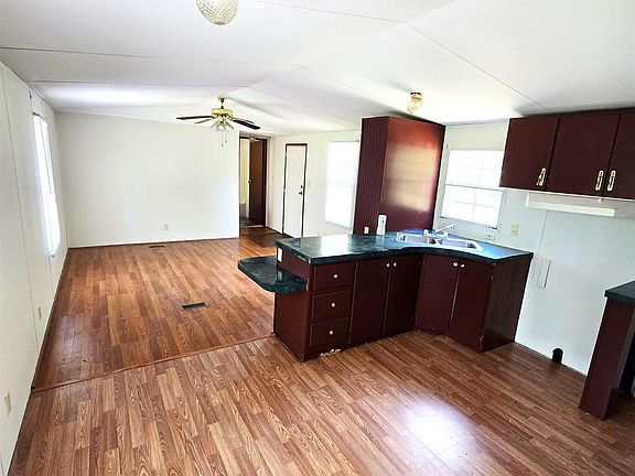 4th image of 110 Rhodes Dr