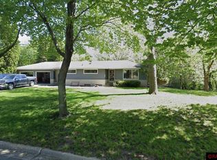 2102 Roe Crest Ct, North Mankato, MN 56003