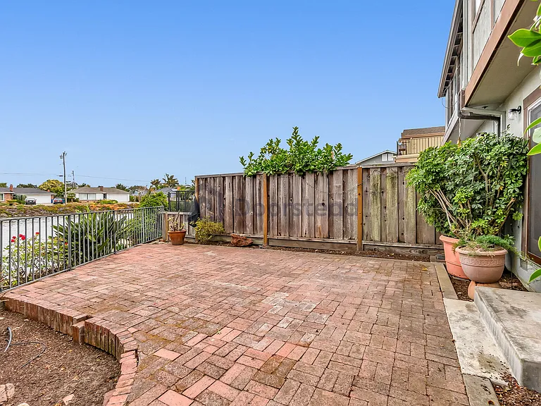 2913 Bayview Dr — Photo 40