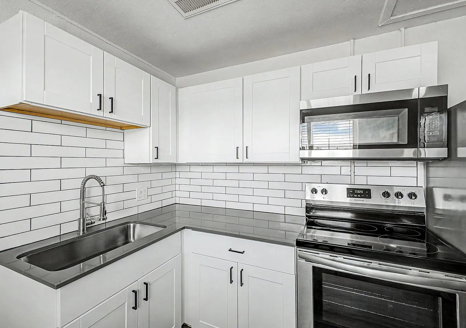 4 weeks of free rent! - Studio Near Grand Canyon University with washer/dryer! — Photo 4