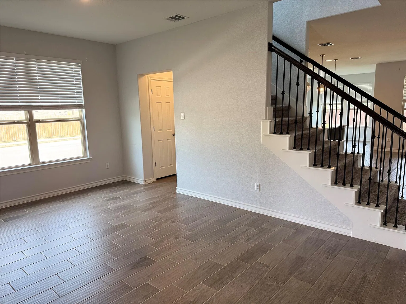 4 bed, 2.5 bath, 3200 sqft, $2,800 — Photo 3