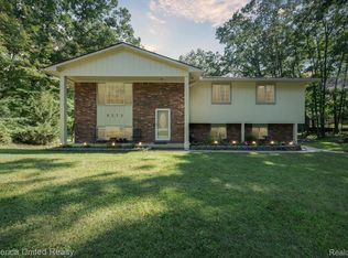 9273 Wild Oaks Cir, South Lyon, MI 48178