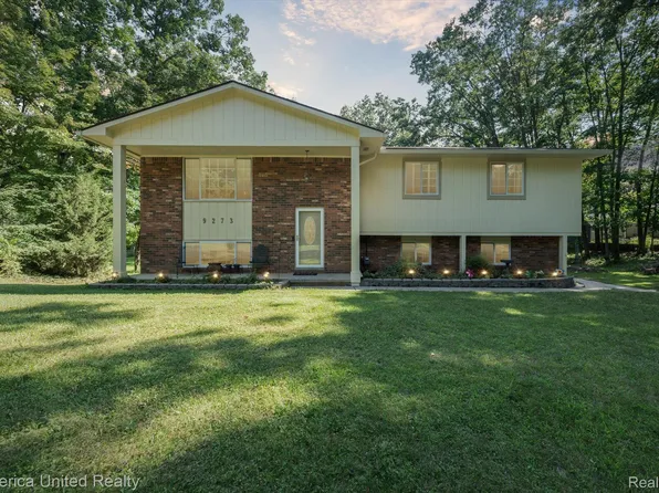 9273 Wild Oaks Cir, South Lyon, MI 48178