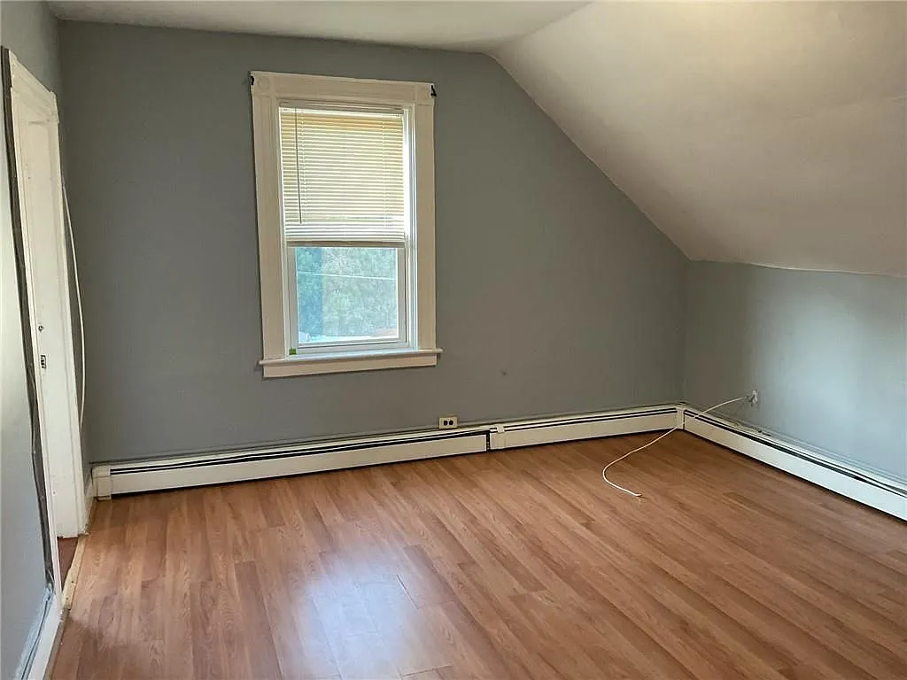 3 bed, 1.0 bath, 1064 sqft, $1,800 — Photo 2