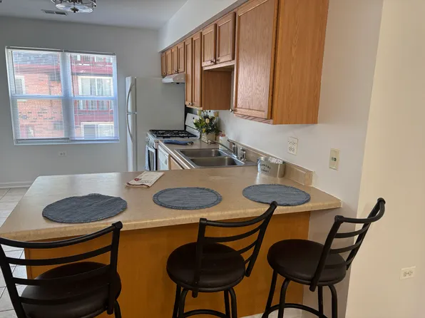 1336 W Main St APT 201, Saint Charles, IL 60174