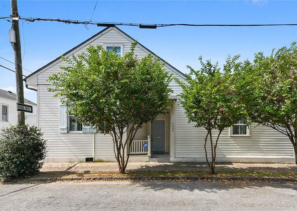 1st image of 900 3rd St