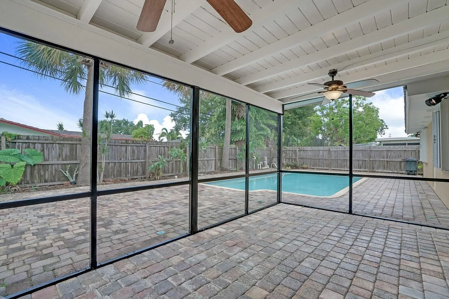 3 bed, 2.0 bath, 1896 sqft, $4,600 — Photo 3