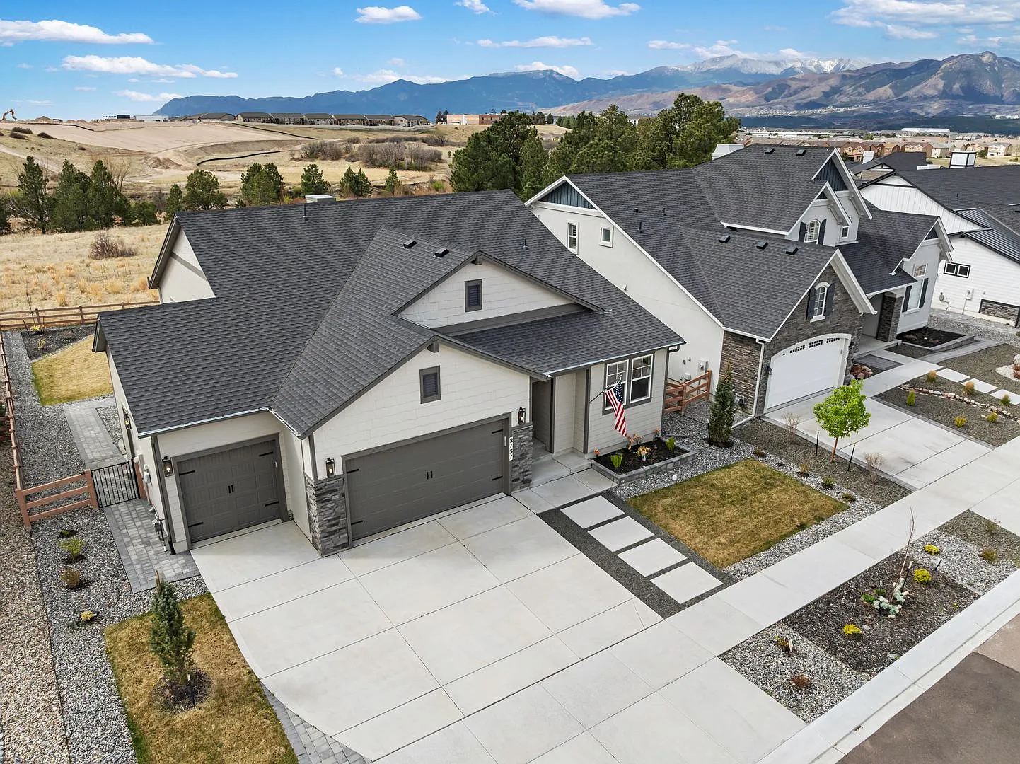 Mountain Views & Modern Comfort in Flying Horse | Spacious 4-Bedroom Ranch!! — Photo 3