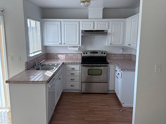 3rd image of 512 Yosemite Dr