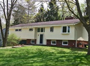 932 W Devonshire Rd, Delafield, WI 53018