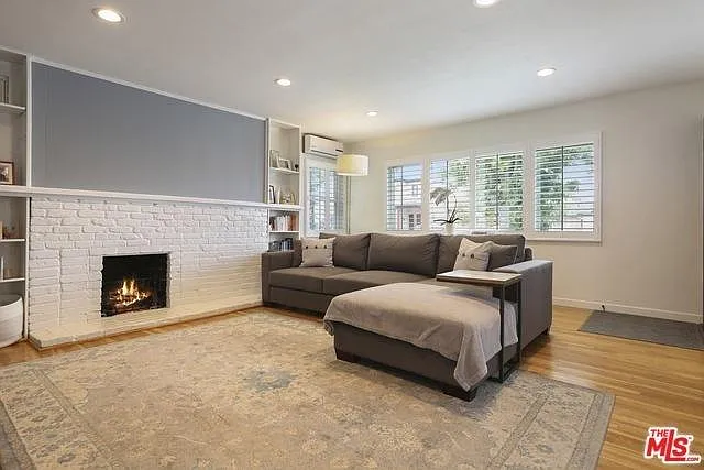 8335 Holy Cross Pl — Photo 4