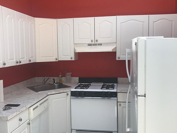 4th image of 528 1/2 Logan Ave #3